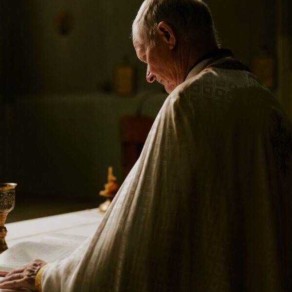 Liturgia: por que o padre lava as mãos durante a missa?