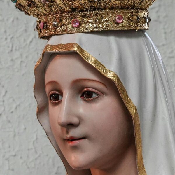 O poder do Rosário em Fátima: por que Nossa Senhora insistiu tanto nessa oração?